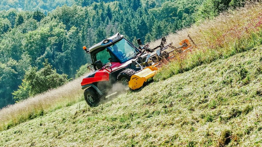 Medalla de oro al concepto de propulsión completamente nuevo 'Line Traction' desarrollado por Müller Landmaschinen y Aebi & Co. AG Maschinenfabrik que sustituye los diferenciales longitudinales y transversales habituales hasta ahora por un sistema hidrostático en los mandos finales planetarios, por primera vez, esto permite conducir cada rueda a la velocidad correcta en las curvas, lo que mejora enormemente la tracción y aumenta significativamente la seguridad en los límites críticos.