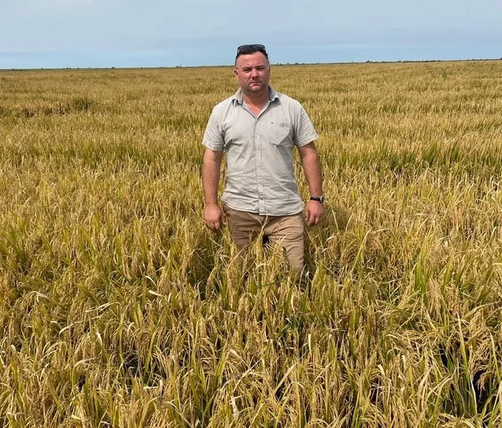 Karol Pinczak en su campo arrocero en Mones Quintela, en Artigas.