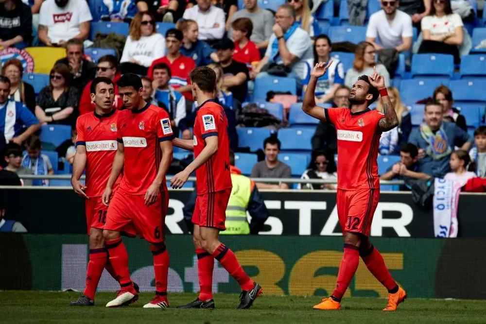El brasileño Willian José (D) festeja un gol con Real Sociedad