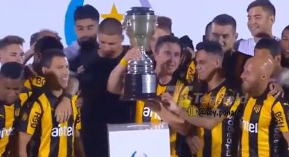 Cristian Cebolla Rodríguez levanta la primera Supercopa Uruguaya en 2018 con Peñarol, tras ganarle la final a Nacional