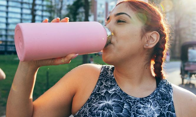 ¿Más sucio que el asiento de un inodoro? Cómo evitar que una botella de agua se convierta en un contenedor de microbios
