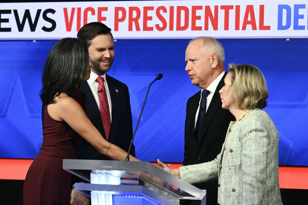 Los candidatos a vicepresidentes en un clima cordial con sus esposas Usha Vance y Gwen Walz al final debate.