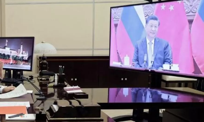 Vladimir Putin dialoga con Xi Xinping, líder del régimen chino.