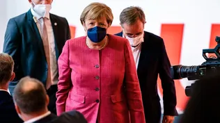 La canciller saliente Angela Merkel y el presidente del partido Unión Demócrata Cristiana (CDU) y principal candidato para las próximas elecciones federales, Armin Laschet se van después de pronunciar discursos durante un evento