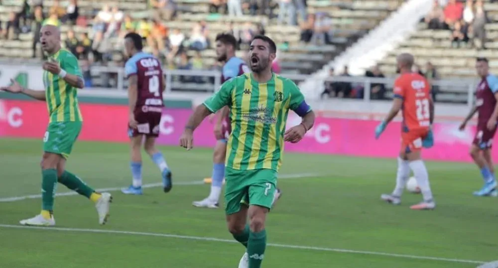 Martín Cauteruccio celebra un nuevo gol para Aldosivi, esta vez, ante Arsenal