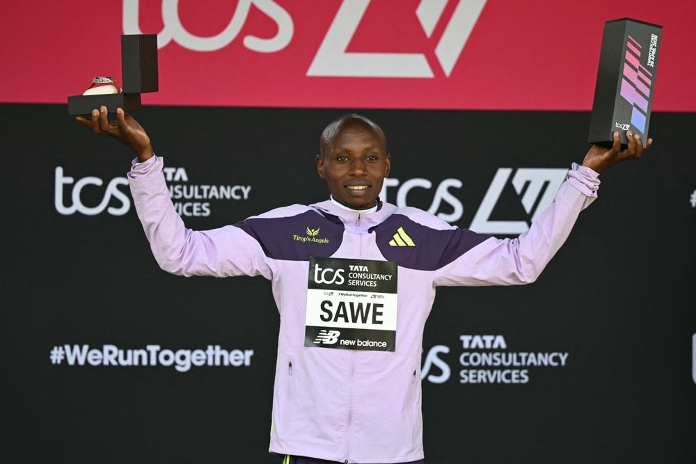 Sabastian Sawe con el trofeo en Londres