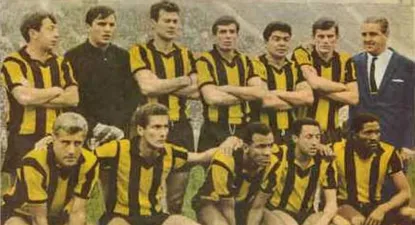 El Peñarol de 1966, una máquina de ganar; Julio César Cortes aparece agachado, segundo desde la derecha, entre Spencer y Joya. Estos son los campeones de Peñarol, parados de izquierda a derecha: Omar Caetano, Mazurkiewicz, Goncalvez, Nelson Díaz, Juan Vicente Lezcano, Pablo Forlán y el entrenador Roque Gastón Máspoli; agachados: Julio César Abbadie, Rocha, Spencer, Cortes y Joya.