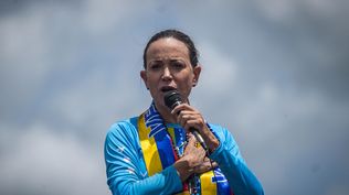 María Corina Machado mientras habla a sus simpatizantes durante una caravana en Maturín, Venezuela.