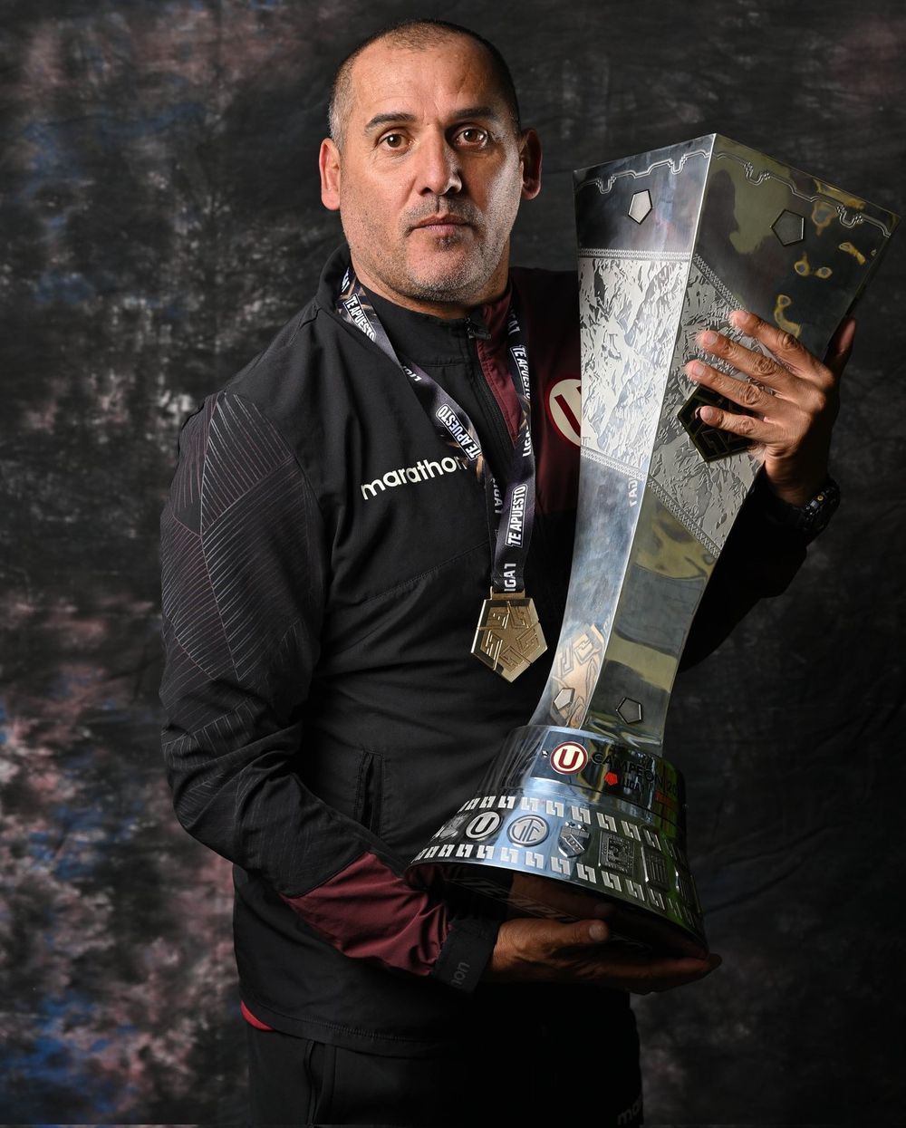 Edgardo Adinolfi cuando fue campeón con Universitario de Perú como ayudante técnico de Fabián Bustos; ahora lo acompañó a Olimpia Edgardo Adinolfi cuando fue campeón con Universitario de Perú como ayudante técnico de Fabián Bustos; ahora lo acompañó a Olimpia
