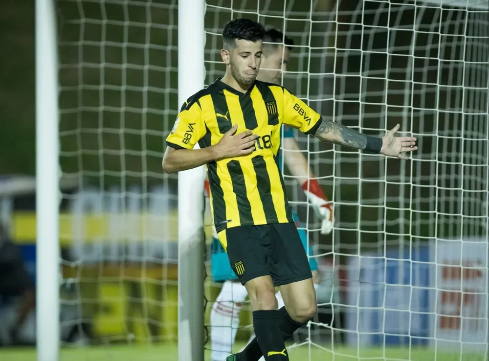 Pablo Ceppelini celebra a su manera el gol de penal convertido ante Ñublense