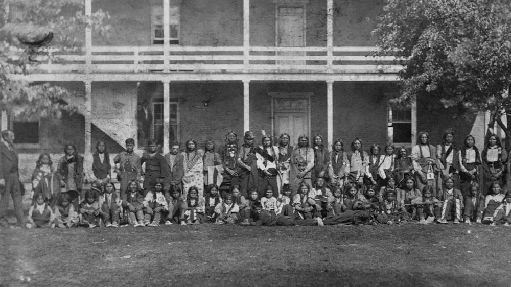 Niños de la tribu Sioux recién llegados a la escuela Carlisle, en 1879.