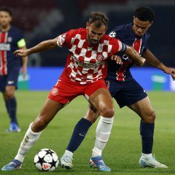 Cristhian Stuani de Girona ante la marca de Warren Zaire-Emery de Paris Saint-Germain por la Champions League