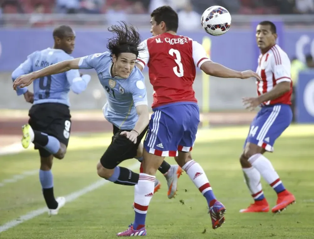Cavani vuela ante Marcos Cáceres