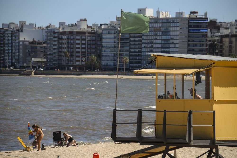 Servicio de guardavidas en la playa de Pocitos