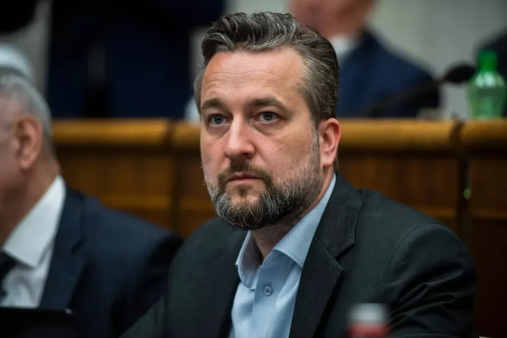 Blaha no solo sustituyó en su oficina el retrato de la presidenta, sino también quitó la bandera de la Unión Europea.