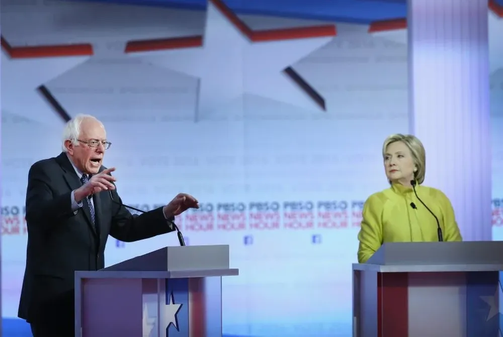 Clinton y Sanders se cruzaron duro durante el debate del jueves por la noche