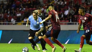 Orlando Gallo de Costa Rica ante Emiliano Gómez de la selección de Uruguay
