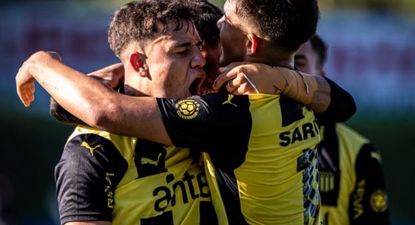 Peñarol celebra la goleada en el clásico de Tercera división ante Nacional