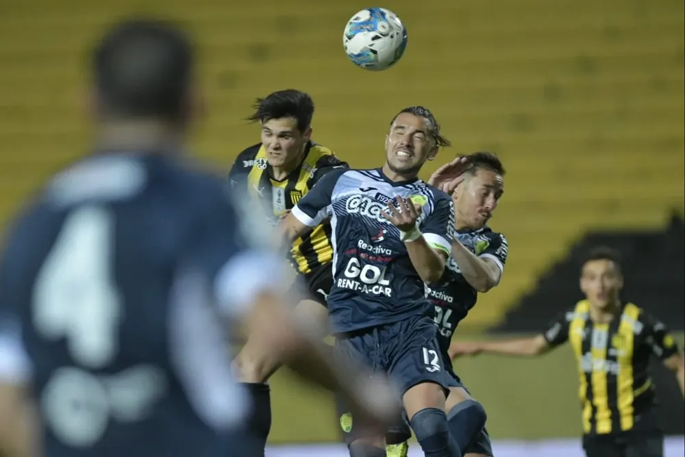 Rodrigo Bentancourt hizo dos goles para Peñarol ante Cerrito