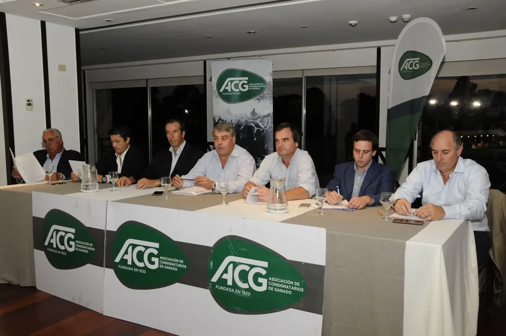 En el Club de Golf del Uruguay, previo al brindis de fin de año, se realizó la asamblea anual de la Asociación de Consignatarios de Ganado.
