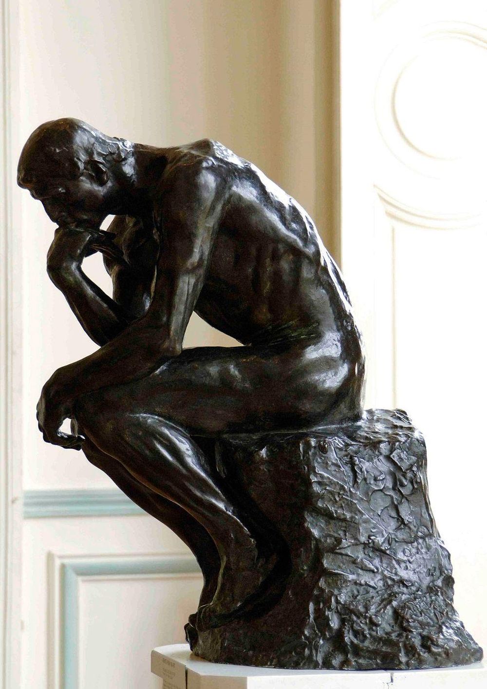 Le Penseur (El pensador) es una de las obras más conocidas del artista Auguste Rodin.