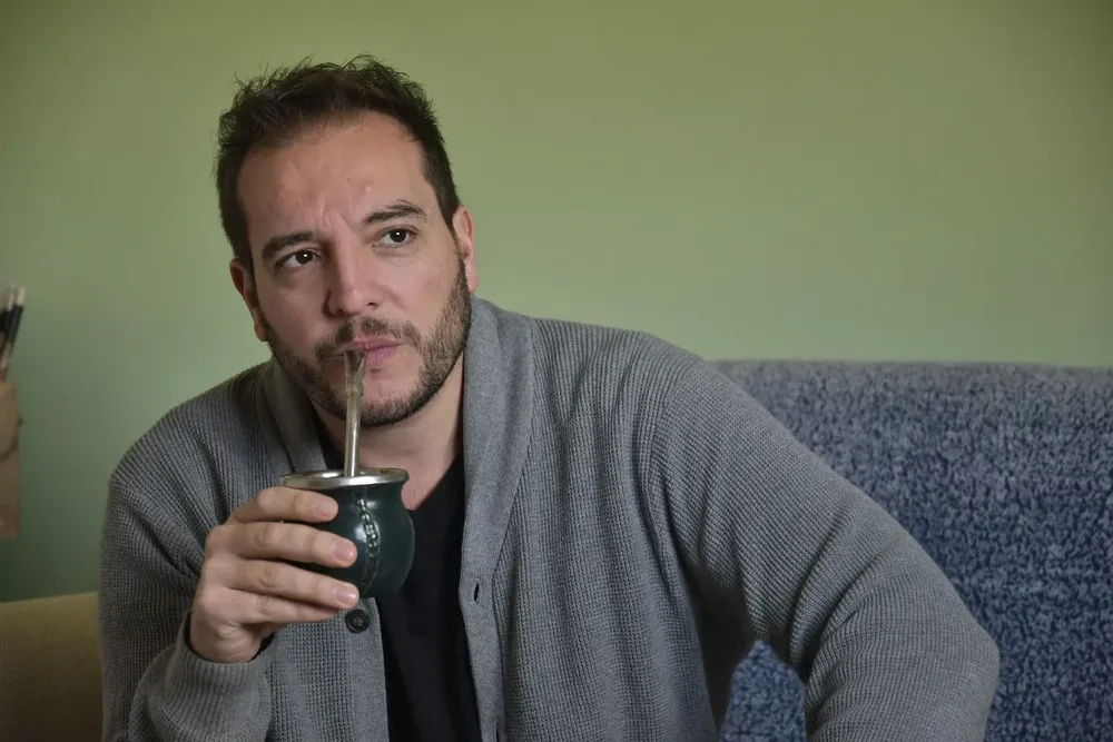 Christian Di Candia en el living de su casa