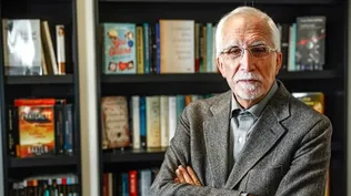 El escritor Luis Mateo Diez, en su casa en Madrid, en noviembre de 2020