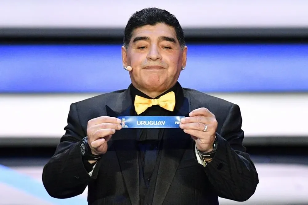 Maradona extrae la bolilla de Uruguay en Rusia 2018 Maradona extrae la bolilla de Uruguay en Rusia 2018