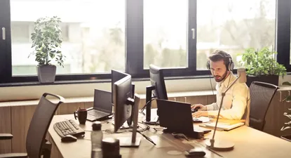 ¿Por qué los audífonos sustituyeron a los cubículos en las oficinas?