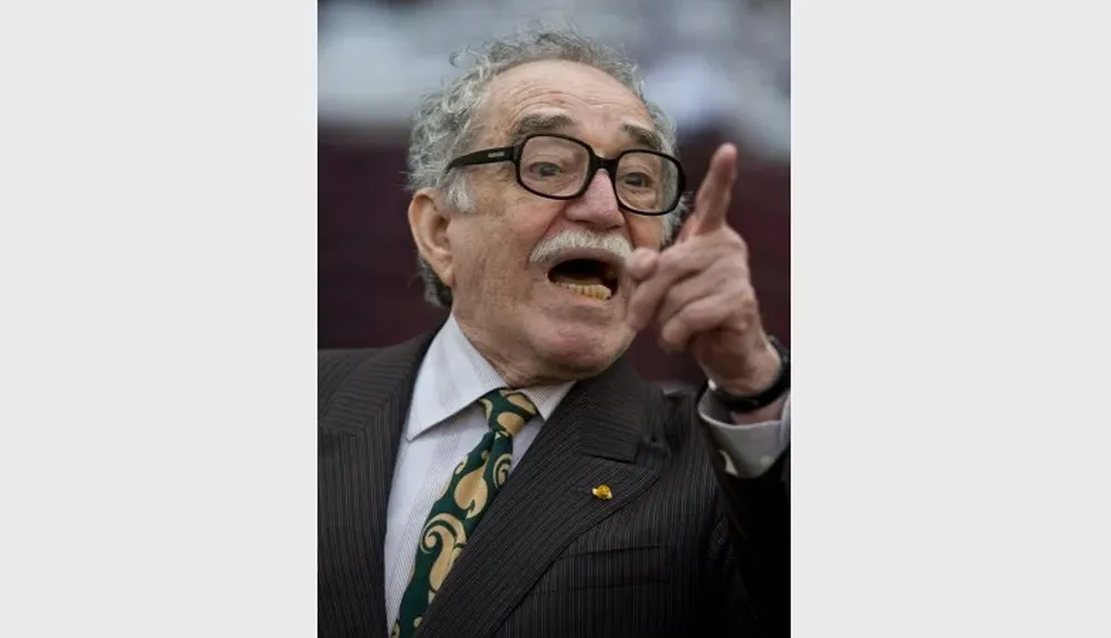 Gabriel García Márquez - 6 de marzo de 1927 - 17 de abril de 2014. Premio nobel de literatura colombiano, considerado uno de los más grandes escritores en lengua española. La novela que le hizo famoso, Cien años de soledad (1967), está traducida a 35 idiomas y se han vendido más de 30 millones de ejemplares en todo el mundo.