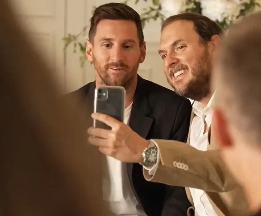 Messi junto a Andrés Parra en el rodaje de Los protectores