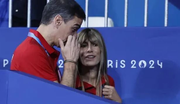 El presidente del Gobierno, Pedro Sánchez, y su mujer, Begoña Gómez, en una visita a París en el marco de los Juegos Olímpicos.