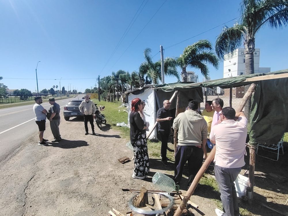 Claldy: carpa sindical frente a la planta de la empresa, sobre la ruta nacional N° 3 en Young, Río Negro.