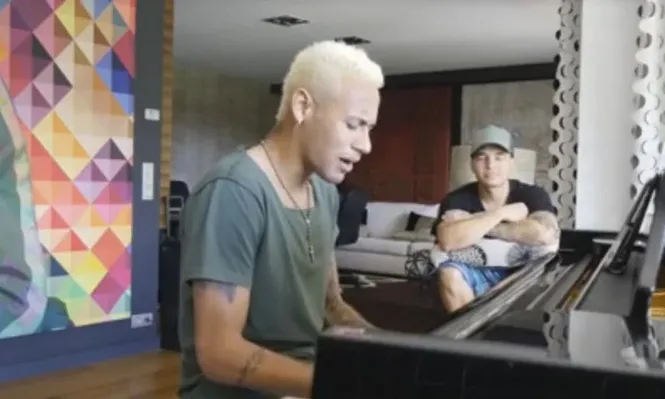 Neymar canta y toca el piano