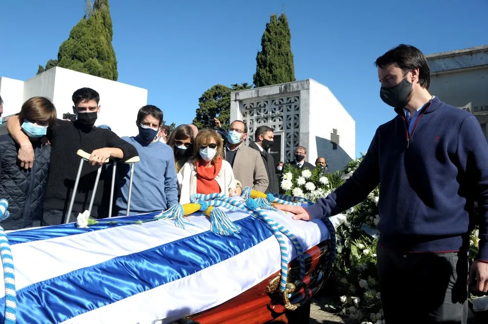 Los hijos de Larrañaga le dan el último adiós