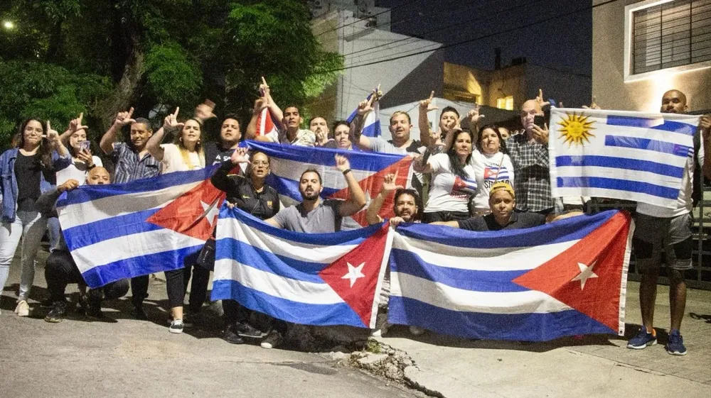 Manifestación de cubanos en Uruguay frente a la Embajada de Cuba