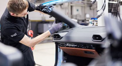 Un trabajador en una fábrica de vehículos.- LAMBORGHINI - Archivo