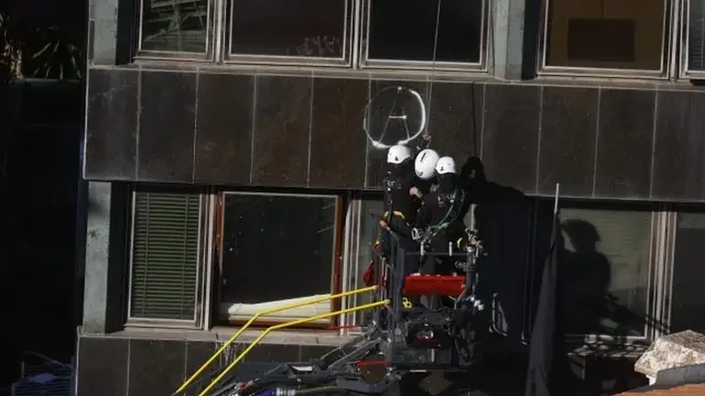 Policías catalanes en medio del operativo en Barcelona.