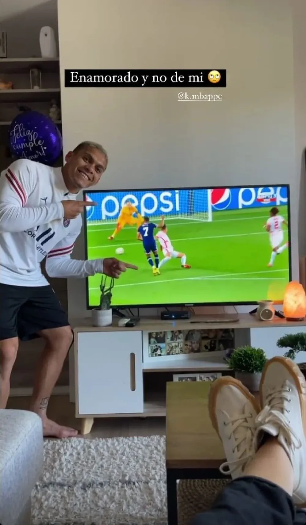 Brian Ocampo mirando a Mbappé por TV
