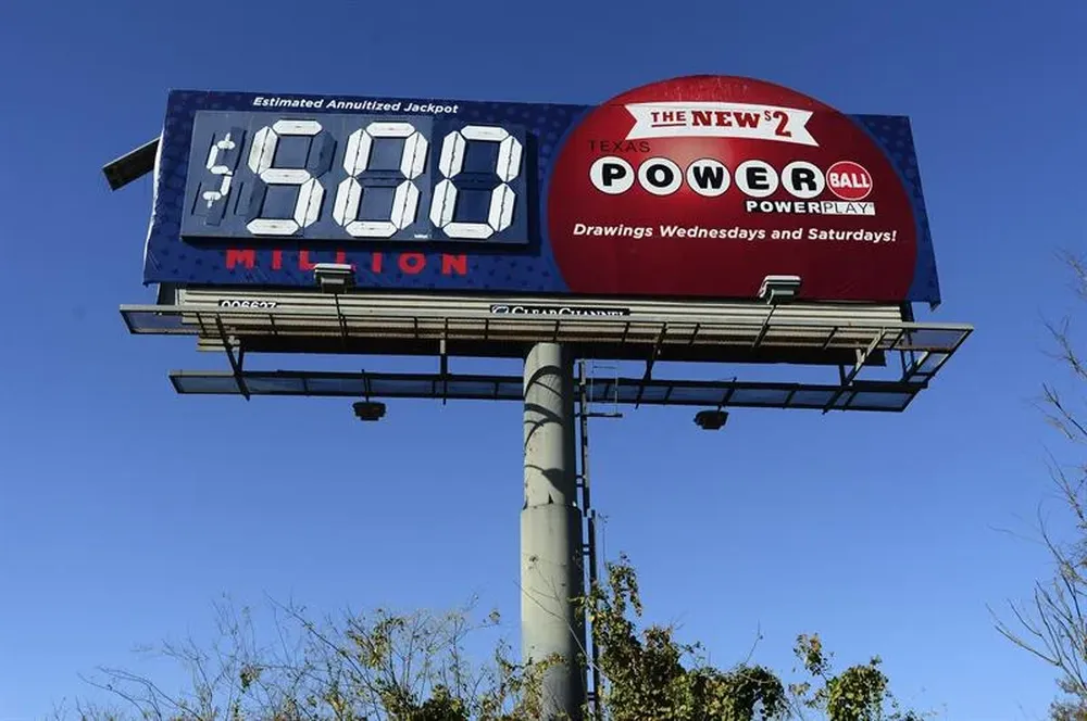 Imagen de un cartel publicitario de la lotería del Powerball en una carretera de Dallas, Texas