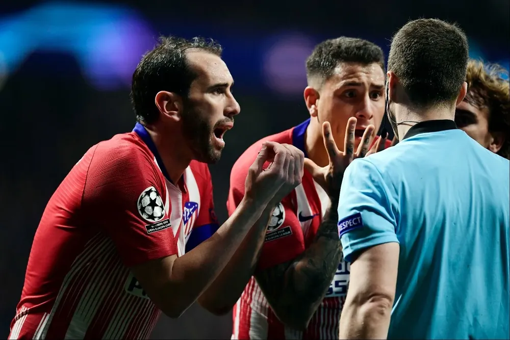 Godín, Josema y Griezmann le reclaman al árbitro alemán Felix Zwayer