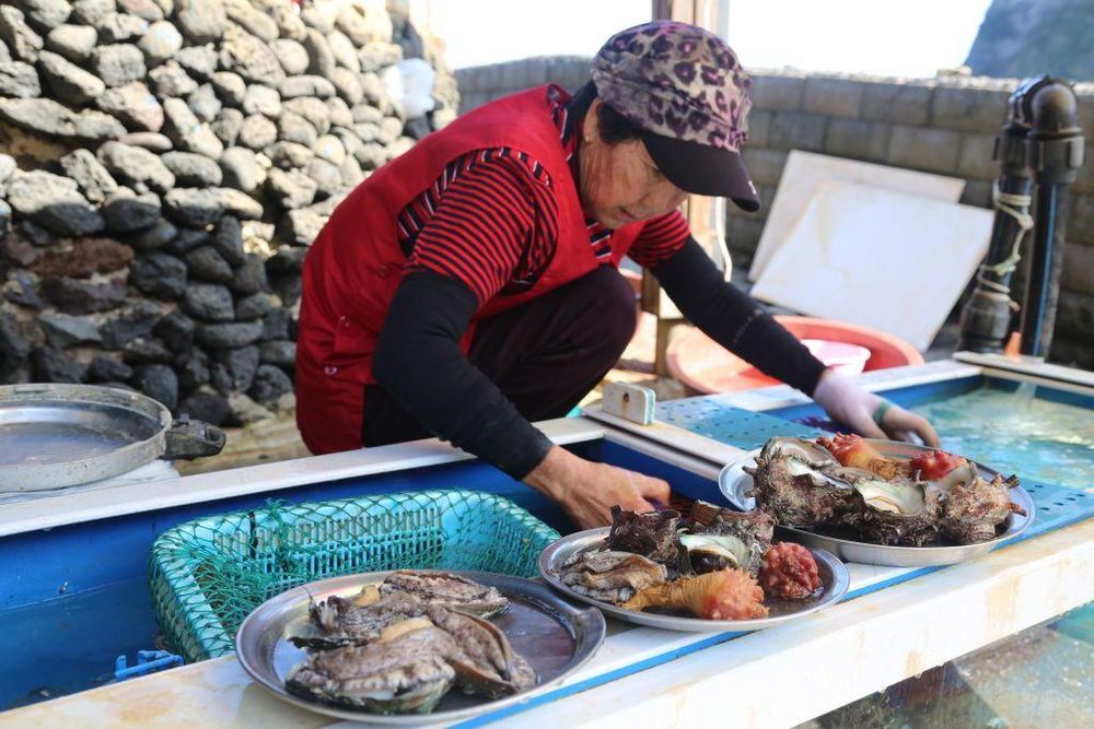 Tras la jornada de pesca submarina, las haenyeo venden sus capturas.