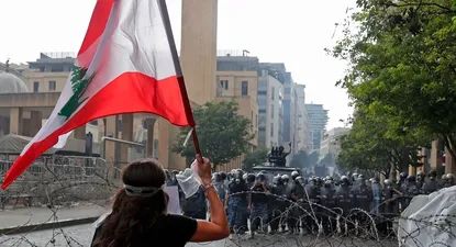 manifestantes en beirut toman el ministerio de exteriores y lo declaran sede de la revolucion