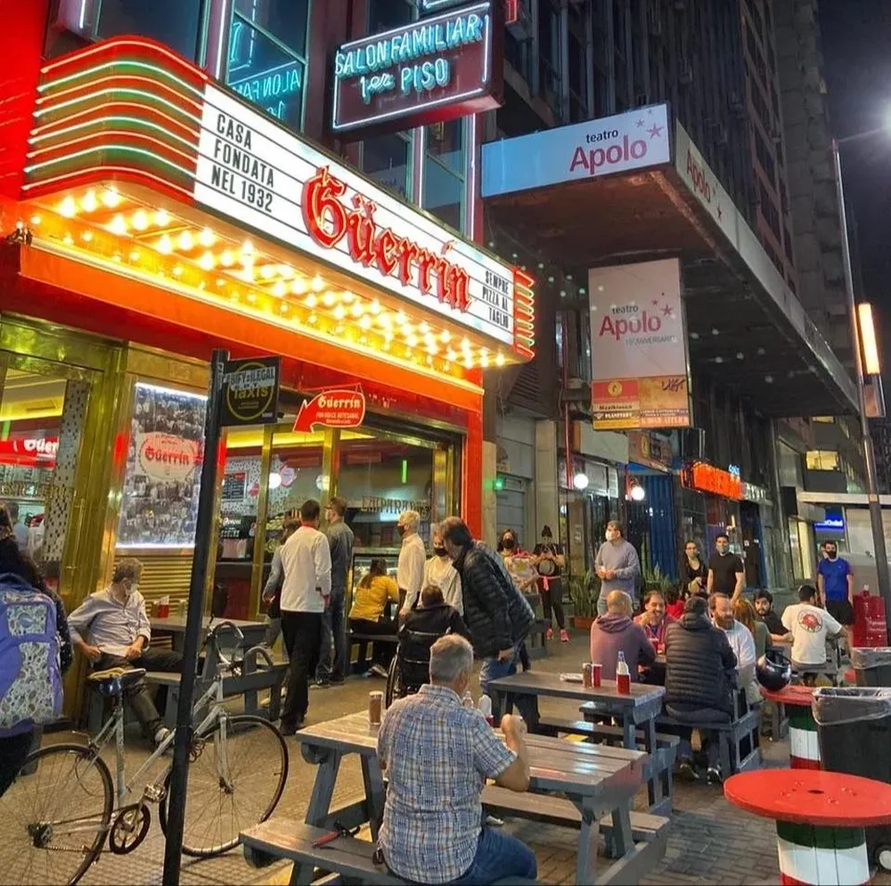 La tradicional pizzería Güerrín, ubicada en la avenida Corrientes, en el centro porteño