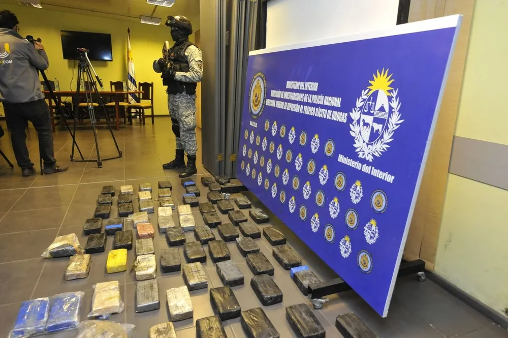 El Ministerio del Interior exhibió la droga este miércoles y el ministro Luis Alberto Heber explicó los procedimientos en una conferencia de prensa