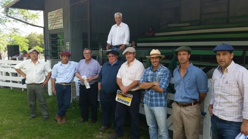 Integrantes de las cabañas y del escritorio Héctor Indarte este miércoles en Guichón