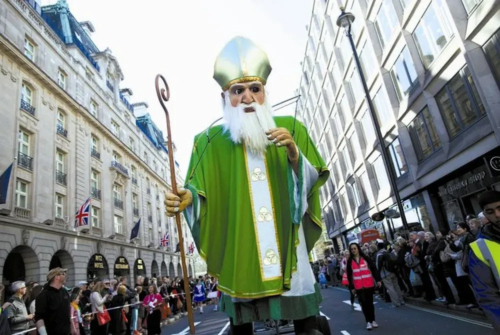 Londres: también en la capital del reino se festeja el santo irlandés.