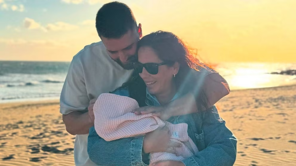 Anabel Pantoja (38 años) , su pareja, David Rodríguez (26) y su bebé.