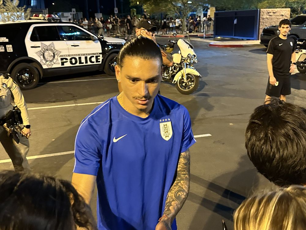 Darwin Núñez y la firmas con los hinchas de la selección de Uruguay en Las Vegas