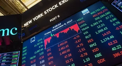 Wall Street retrocede levemente en la apertura